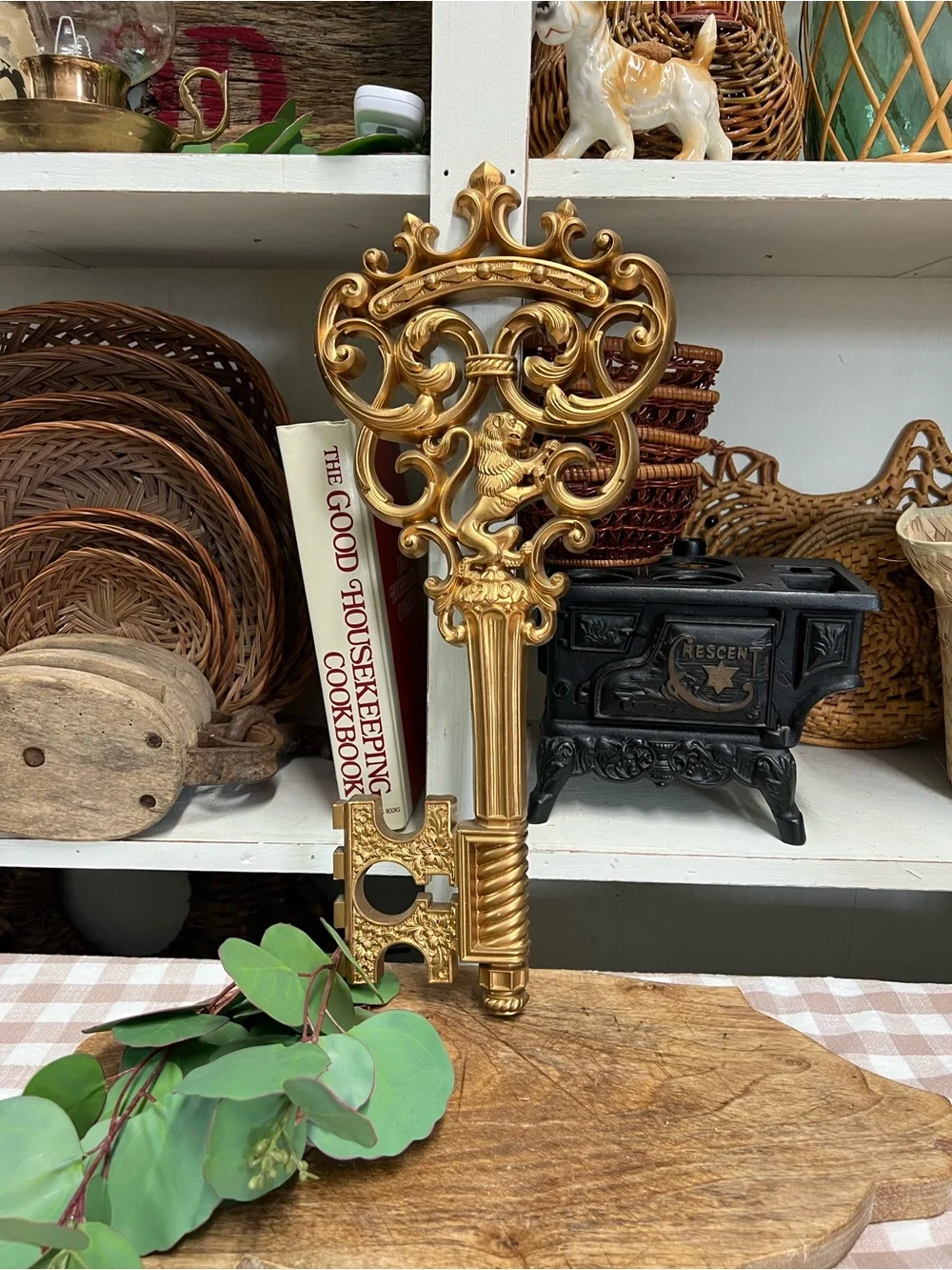Vintage gold resin key wall decor dart lion retro